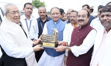 CM विष्णुदेव साय ने स्टेट हैंगर माना में विश्व भूषण हरिचंदन को किया विदा
