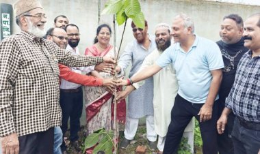 ईदगाह मैदान में पौधारोपण