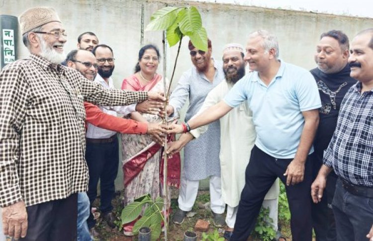 ईदगाह मैदान में पौधारोपण