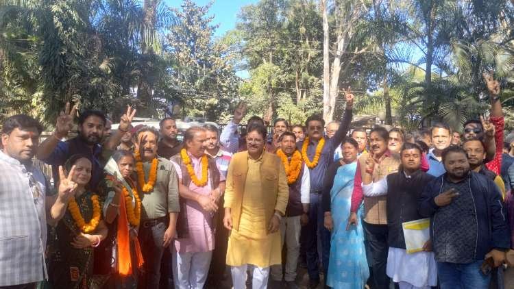 भाजपा ने शक्ति प्रदर्शन कर कराया सभी प्रत्याशियों का नामांकन दाखिल,भाजपा प्रदेश के पूर्व महामंत्री कृष्ण कुमार राय,विधायक रायमुनी भगत और प्रभारी रामकिशन भी रहे मौजूद