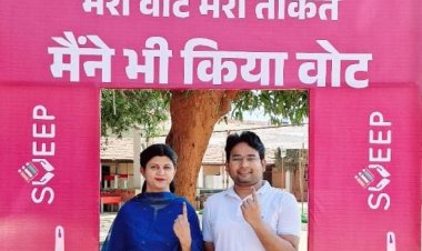 जिला पंचायत के सीईओ अभिषेक कुमार ने अपनी धर्म पत्नी श्रीमती शीतल के साथ किया मतदान 