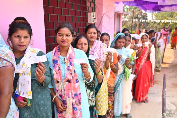 जनपद पंचायत क्षेत्र कुनकुरी के 129 मतदान केंद्रों में मतदान हुआ संपन्न : एक परिवार के तीन पीढ़ियों ने एक साथ मतदान कर दिया जागरूकता का संदेश