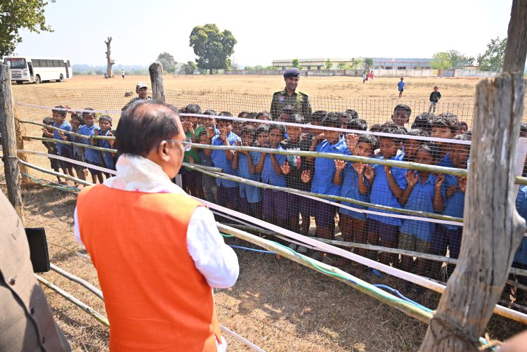 बगिया हेलीपैड पर बालक आश्रम के बच्चों ने मुख्यमंत्री को जन्मदिवस की दी बधाई : मुख्यमंत्री ने बच्चों का हालचाल पूछा और खूब मेहनत से पढ़ाई करने के लिए प्रेरित किया
