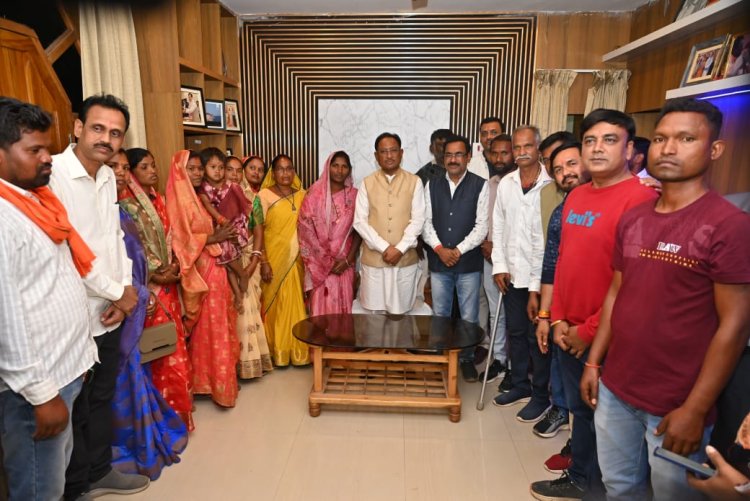 मुख्यमंत्री साय से फरसाबहार और कांसाबेल जनपद के नवनिर्वाचित जनपद सदस्यों ने की सौजन्य मुलाकात : मुख्यमंत्री ने कहा शासन की योजनाओं का लाभ आम जनता को दिलाने में आपकी भूमिका महत्वपूर्ण