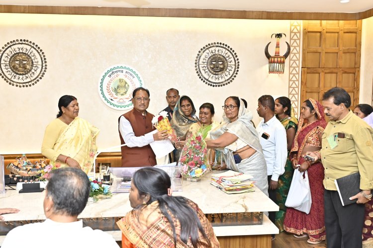 रेडी टू ईट पोषण आहार निर्माण और वितरण के कार्य की मांग को लेकर जशपुर विधायक रायमुनी भगत के नेतृत्व में महिला स्व सहायता समूह की पदाधिकारियों ने किया मुख्यमंत्री और महिला बाल विकास विभाग की मंत्री से मुलाकात