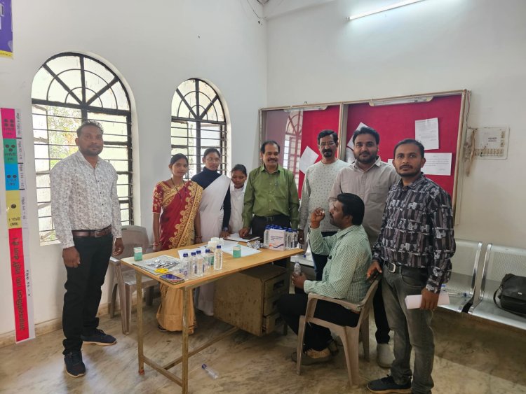 फाइलेरिया उन्मूलन हेतु कलेक्टोरेट में शिविर का हुआ आयोजन : कार्यालय के अधिकारियों-कर्मचारियों सहित पत्रकारों ने भी ली दवाइयां