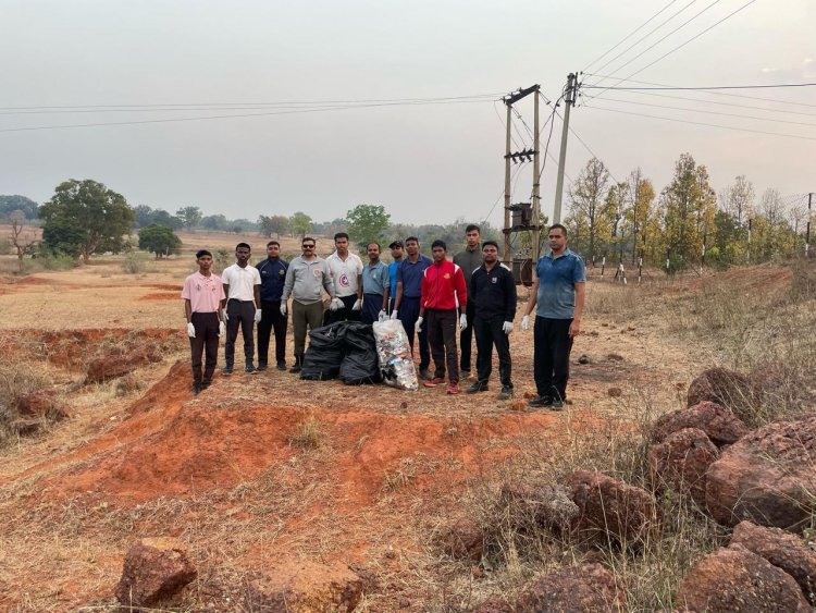 एयर स्कावाड्रम प्रशिक्षण एयरपोर्ट आगडीह में एन सी सी के विद्यार्थियों ने किया श्रमदान