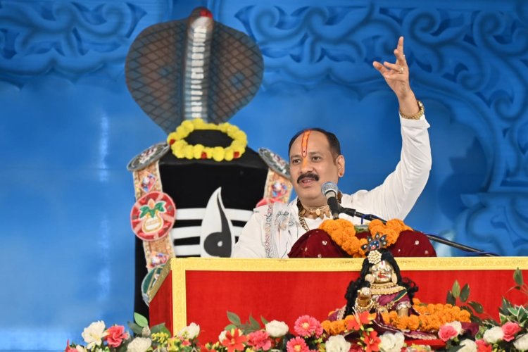 विशेष पिछड़ी जनजाति पहाड़ी कोरवाओं ने सुनी शिव महापुराण कथा,पंडित प्रदीप मिश्रा ने कहा महा शिवपुराण कथा दुख को सहन करने देती है शक्ति : देव हो या मानव जिसने भी इस लोक में जन्म लिया उन्हें सुख के साथ दुख भी झेलना पड़ेगा