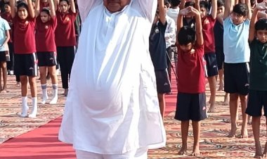 1000 साधकों ने मिलकर भारतीय योग संस्थान का स्थापना दिवस अत्यंत ही धूमधाम से मनाया,योग आयोग के अध्यक्ष रूपनारायण सिंहा ने दीप प्रज्ज्वलित कर किया कार्यक्रम का शुभारम्भ