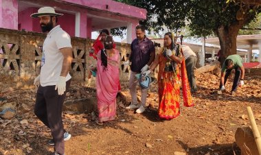 जनप्रतिनिधियों, कलेक्टर और ग्रामवासियों ने श्रमदान कर ग्राम करडे़गा बाजारडांड की साफ सफाई की : कलेक्टर ने कहा गांव स्वच्छ और सुंदर रहेगा तो नहीं फैलेगी बीमारी 