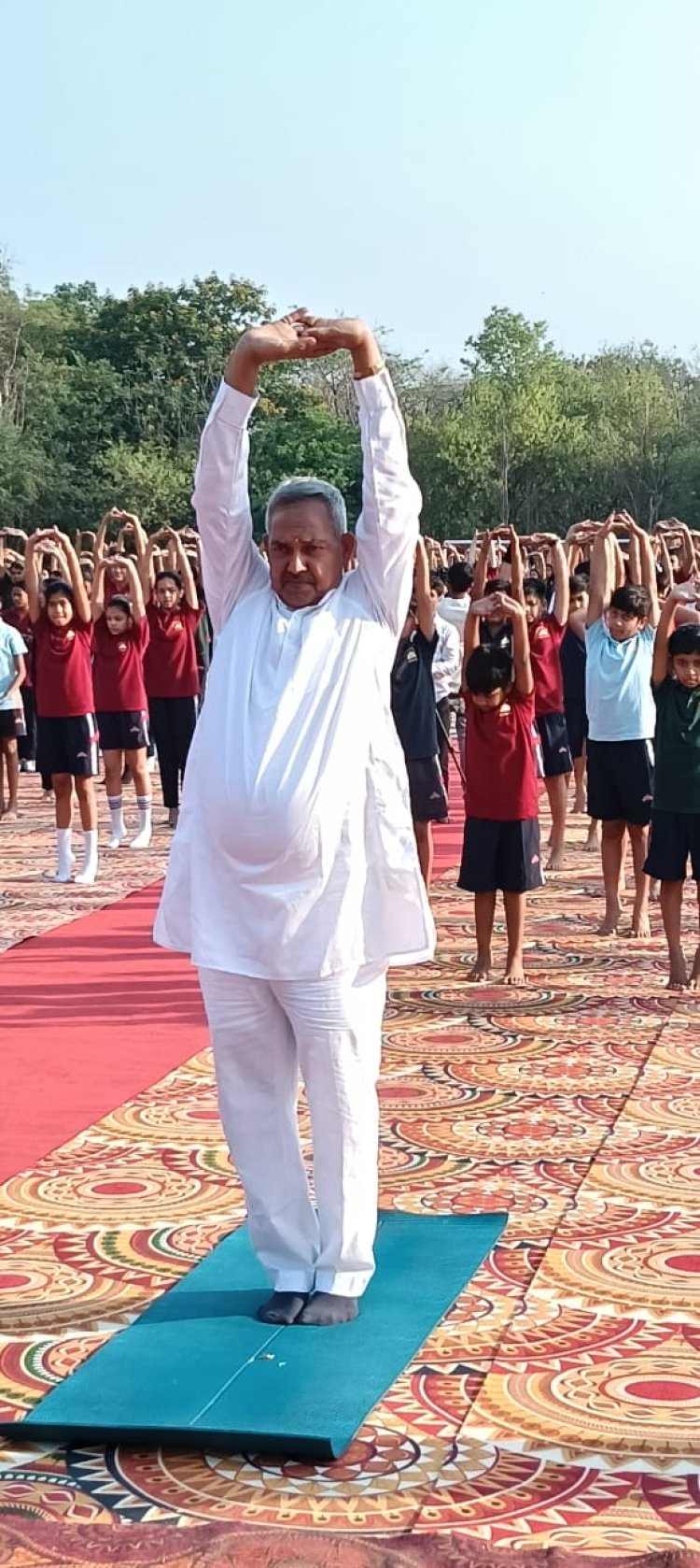 1000 साधकों ने मिलकर भारतीय योग संस्थान का स्थापना दिवस अत्यंत ही धूमधाम से मनाया,योग आयोग के अध्यक्ष रूपनारायण सिंहा ने दीप प्रज्ज्वलित कर किया कार्यक्रम का शुभारम्भ