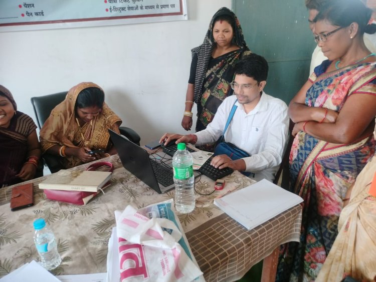 अटल डिजिटल सुविधा केंद्र में ग्रामीणों को मिल रही है सरकारी सेवाओं और योजनाओं का लाभ : पंचायत दिवस के दिन जशपुर के 83 ग्राम पंचायतों में शुरू हुई थी यह सेवा,मुख्यमंत्री विष्णु देव साय ने मोदी की एक और गारंटी को पूरा करते हुए किया था इस सेवा का शुभारंभ