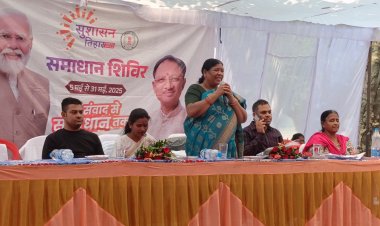 सुशासन तिहार-समाधान शिविर कार्यक्रम में जनता के बीच पहुंच जनकल्याणकारी योजनाओं का लाभ लेने जशपुर विधायक श्रीमती विधायक रायमुनी भगत ने ग्रामीणों को प्रेरित