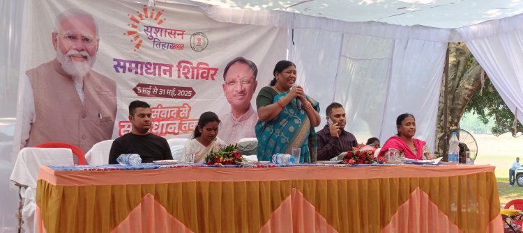 सुशासन तिहार-समाधान शिविर कार्यक्रम में जनता के बीच पहुंच जनकल्याणकारी योजनाओं का लाभ लेने जशपुर विधायक श्रीमती विधायक रायमुनी भगत ने ग्रामीणों को प्रेरित