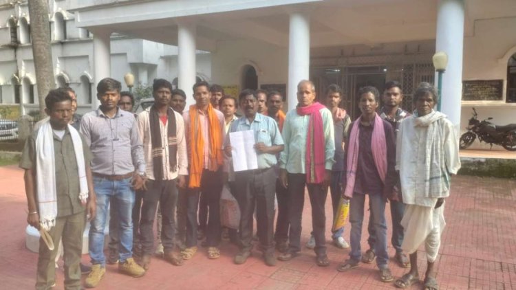 वर्षों से निवासरत आरक्षित आबादी भूमि का दबंगों द्वारा गलत तरीके से पट्टा लिए जाने का मामला पहुंचा जशपुर कलेक्टर के पास,प्रार्थी सहित ग्रामीण हुवे लामबंद,न्याय की गुहार लगाने कलेक्टर को सौंपा ज्ञापन