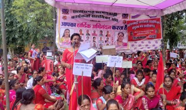 दिन भर आंगनबाड़ी केंद्रों में लटका रहा ताला,शत प्रतिशत उपस्थिति के साथ संयुक्त मंच का एकदिवसीय हड़ताल रहा सफल,8 सूत्रीय मांगों के समर्थन में 8 हजार से भी ज्यादा संख्या में कार्यकर्ताओं और सहायिकाओं ने किया शांतिपूर्ण तरीके से ध्यानाकर्षण हड़ताल और रैली का आयोजन