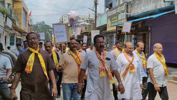 कुनकुरी नगरपंचायत अध्यक्ष विनयशील गुप्ता में विरुद्ध अग्रवाल समाज में आक्रोश,किया विनयशील का पुतला दहन सौंपा कार्यवाही के संबंध में पुलिस को ज्ञापन,गंभीर आरोप पर हुआ कार्यवाही का मांग