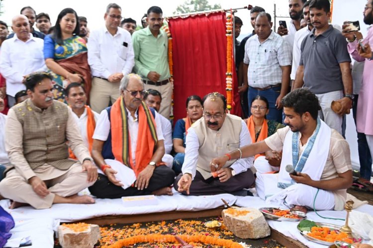 उप मुख्यमंत्री अरुण साव ने किया 19.60 करोड़ की पेयजल आपूर्ति कार्यों का भूमिपूजन,रहवासियों की वर्षों पुरानी पानी की समस्या का होगा समाधान,13 बस्तियों के पांच हजार लोगों को लाभान्वित करने 2 करोड़ 37 लाख से अधिक की लागत से होगा उच्च स्तरीय पानी टंकी का निर्माण