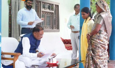 मुख्यमंत्री विष्णु देव साय ने बगिया में सुनी आम जनता की समस्याएं : आवेदनों के त्वरित निराकरण के निर्देश