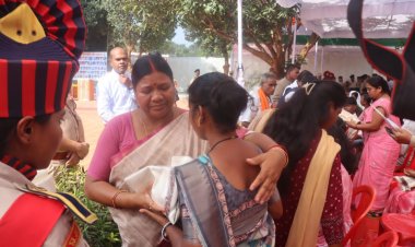 जिन स्कूल/कालेज में शाहीदों ने किया अध्ययन वहां संक्षिप्त कार्यक्रम आयोजित कर किया गया श्रद्वांजली अर्पित,जशपुर विधायक श्रीमती रायमुनी भगत ने शहीद परिवार से मुलाकात कर पूछा उनका हाल चाल