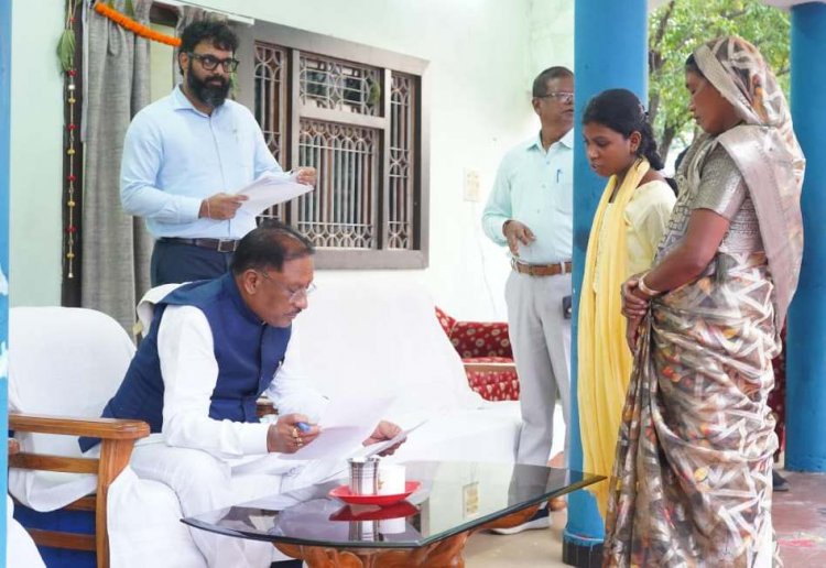 मुख्यमंत्री विष्णु देव साय ने बगिया में सुनी आम जनता की समस्याएं : आवेदनों के त्वरित निराकरण के निर्देश