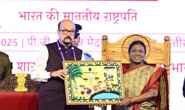 राष्ट्रपति मुर्मु को राज्यपाल ने भेंट किया भित्ती चित्र