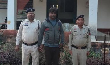 जशपुर पुलिस ने फरसाबहार थाना क्षेत्र की एक महिला की अश्लील तस्वीरें सोशल मीडिया पर वायरल करने वाले आरोपी को ओडिशा से गिरफ्तार किया