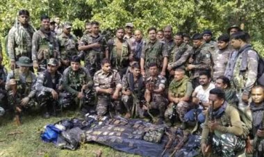 नक्सलियों की केंद्रीय कमेटी अब सरकार के सामने सरेंडर करने और हथियार डालने राजी हो गई