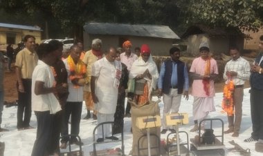 धान खरीदी केंद्र साहीडांड मे माटीकला बोर्ड के अध्यक्ष एवं राज्य मंत्री शंभुनाथ चक्रवती के उपस्थिति मे 130.80 क्विंटल के साथ हुआ उद्घघाटन,,,किसान का माला पहना श्रीफल भेंट कर किया सम्मान
