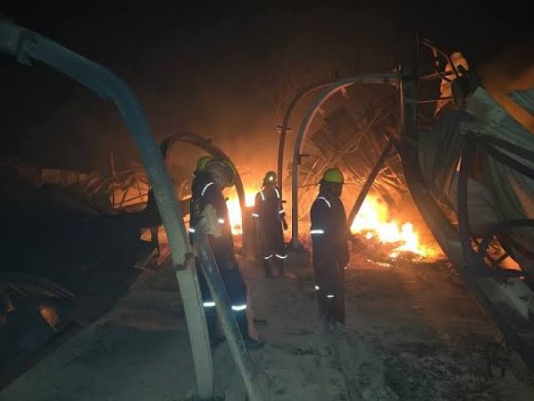 दुर्ग में रविवार देर रात एक फोम मैन्युफैक्चरिंग प्लांट में अचानक भीषण आग लग गई