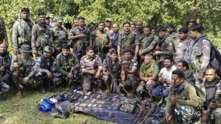 नक्सलियों की केंद्रीय कमेटी अब सरकार के सामने सरेंडर करने और हथियार डालने राजी हो गई