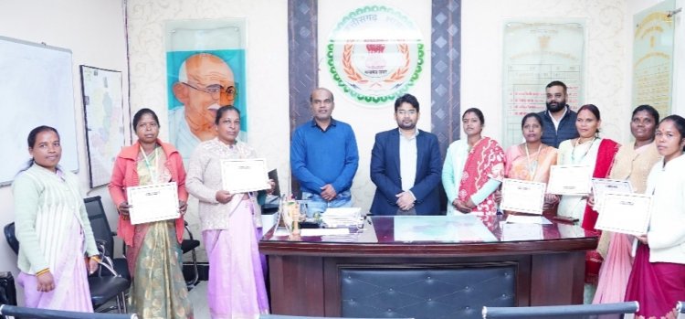 जिला पंचायत सीईओ ने एसआईआर कार्य मे उत्कृष्ट कार्य करने वाले बीएलओ का किया सम्मानित