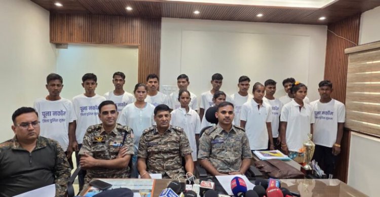 सुरक्षा बलों को मिली सफलता, 48 लाख के 15 इनामी नक्सलियों ने किया आत्मसमर्पण