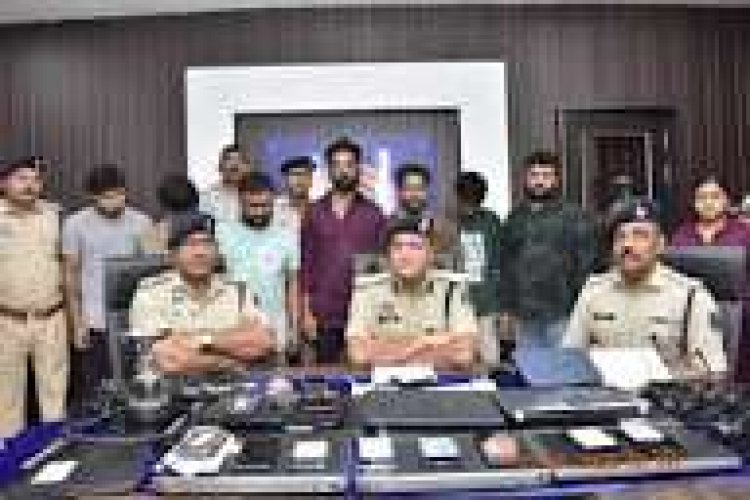 दुर्ग जिले में साइबर धोखाधड़ी से जुड़े एक बड़े फर्जीवाड़े का खुलासा करते हुए पुलिस ने 16 लोगों को गिरफ्तार किया