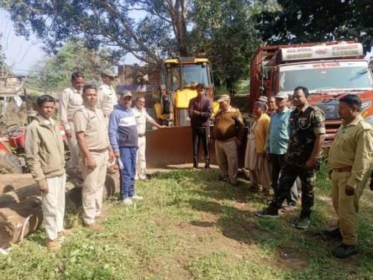 वन भूमि में अवैध उत्खनन पर वन विभाग की बड़ी कार्रवाई, जेसीबी मशीन जप्त