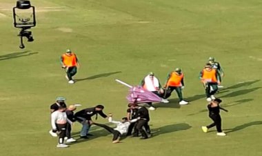 IND-SA दूसरा वनडे… मैच के दौरान ग्राउंड में घुसा फैन: सुरक्षा टीम ने बाहर निकाला, नवा रायपुर में सड़कें जाम