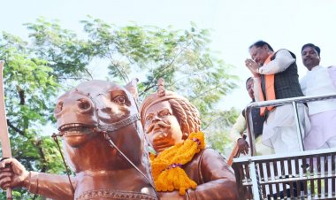 मुख्यमंत्री साय ने जयस्तंभ चौक में किया शहीद वीर नारायण सिंह के त्याग और संघर्ष का स्मरण