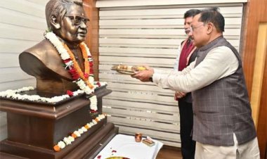 सीएम विष्णु देव साय ने अटल बिहारी वाजपेयी की प्रतिमा पर माल्यार्पण कर दी श्रद्धांजलि