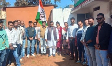 *कांग्रेस स्थापना दिवस पर सेवा और संघठन का संगम,,,जिला अस्पताल मे मरीजों को फल वितरण,, कांग्रेस कार्यालय मे विनय भगत की अध्यक्षता मे ध्वजारोहण*