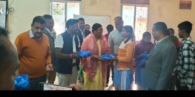 *दिव्यांग बच्चों ने कविता,भाषण,सामूहिक नृत्य और एकल गायन की दी प्रस्तुति,,जशपुर विधायक श्रीमती रायमुनी भगत दिव्यांगों के प्रतिभा को देख कर हुए अत्मविभोर*