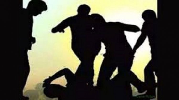 नशे में धुत 12 लड़कों ने युवक को बुरी तरह से पीटा, हाथ में जो आया उससे मारा, बीच में आने वाले को भी नहीं छोड़ा