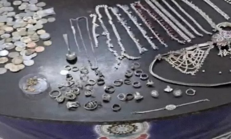 जेब में सोना-चांदी लेकर भाग रहा था चोर, पुलिस जवानों ने दौड़ाकर पकड़ा
