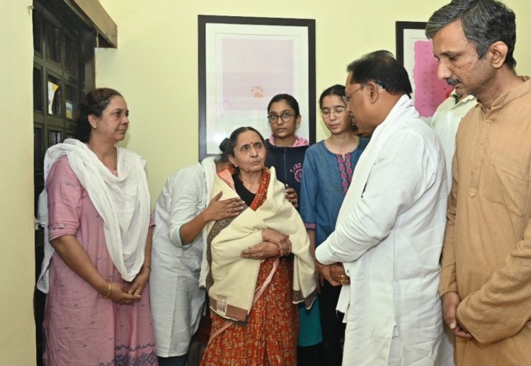 *ज्ञानपीठ सम्मानित साहित्यकार विनोद कुमार शुक्ल को मुख्यमंत्री श्री विष्णुदेवसाय ने दी भावभीनी अंतिम श्रृद्धांजलि,,मुख्यमंत्री ने स्वर्गीय श्री शुक्ल के पार्थिव शरीर को कंधा देकर उन्हे भावपूर्ण अंतिम विदाई दी*