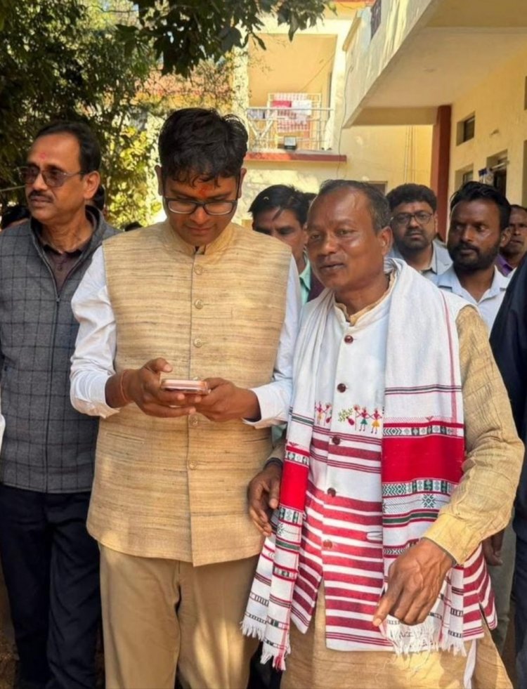 *हिन्दुत्त्व के मुद्दे पर सदैव मुखर रहने वाले कृपा शंकर भगत को जिले के प्रभारी मंत्री ओपी चौधरी और अखिल भारतीय वनवासी कल्याण आश्रम के राष्ट्रीय महामंत्री योगेश बापट ने किया सम्मानित*