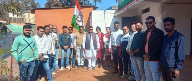 *कांग्रेस स्थापना दिवस पर सेवा और संघठन का संगम,,,जिला अस्पताल मे मरीजों को फल वितरण,, कांग्रेस कार्यालय मे विनय भगत की अध्यक्षता मे ध्वजारोहण*