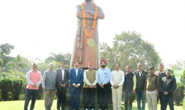 विस परिसर स्थित स्वामी विवेकानंद की प्रतिमा पर पुष्पांजलि अर्पित
