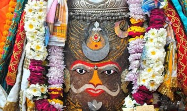 मकर संक्रांति पर बाबा महाकाल को तिल के लड्डू और गजक का लगा भोग, हजारों श्रद्धालुओं ने मां शिप्रा में लगाई आस्था की डुबकी