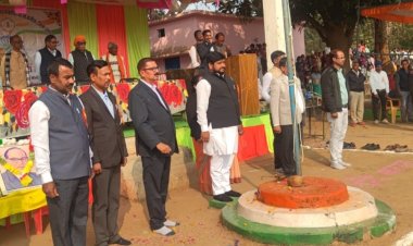 *हर्षोल्लास के साथ 77 वां  गणतंत्र दिवस पर जनपद उपाध्यक्ष अरविन्द गुप्ता ने खंड शिक्षा कार्यालय एवं हायर सेकेण्डरी स्कूल महादेवडांड परिसर मे राष्ट्र ध्वज फहराया*