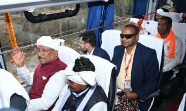 सुदूर वनांचलों को मिली कनेक्टिविटी की नई ताकत, मुख्यमंत्री साय ने किया कुरूसनार से 4 किमी तक ग्रामीणों के साथ बस में यात्रा