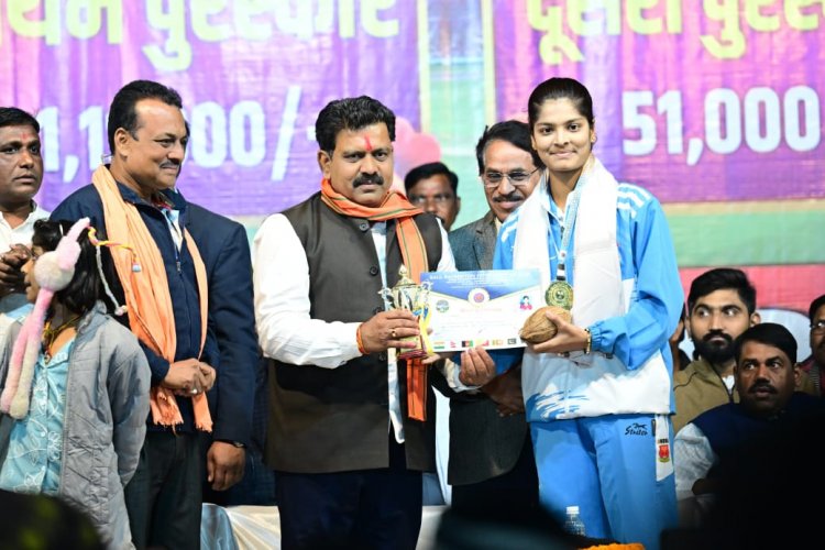 उपमुख्यमंत्री शर्मा ने साउथ एशियन बॉल बैडमिंटन चैंपियनशिप में स्वर्ण पदक जीतने वाली कवर्धा की बेटी रिया का किया सम्मान